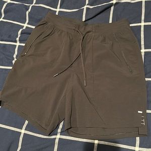 Lulu lemon Men’s license to train 7” short black M